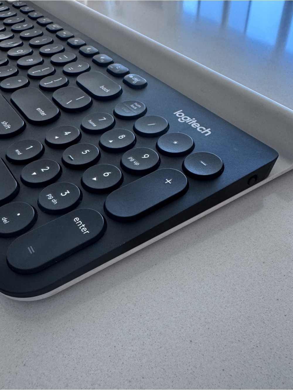 Logitech K780 Multi-Device Wireless Keyboard - Picture 3 of 8